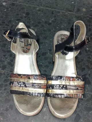 Sandalias doradas y multicolor