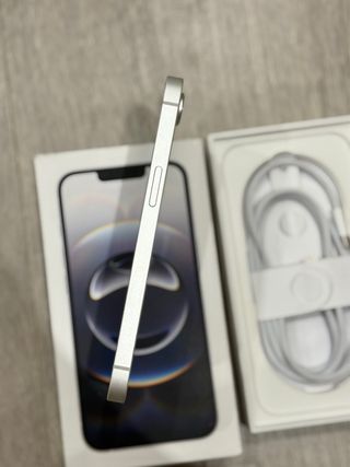 iPhone 16e 