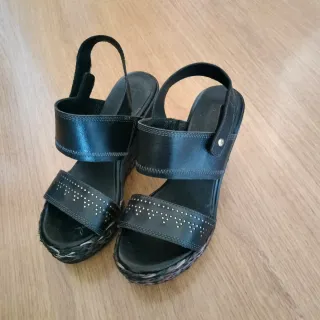 Sandalias cuña Pikolinos Talla 37 Negras.
