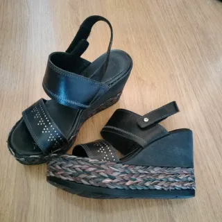 Sandalias cuña Pikolinos Talla 37 Negras.
