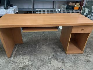 Mesa de ordenador de madera