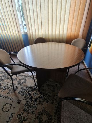 Mesa redonda de madera