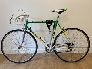 Bicicleta Orbea verde, amarilla y blanca