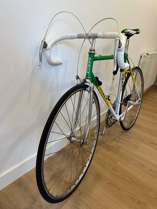 Bicicleta Orbea verde, amarilla y blanca