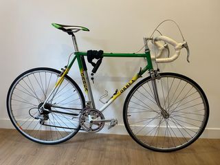 Bicicleta Orbea verde, amarilla y blanca