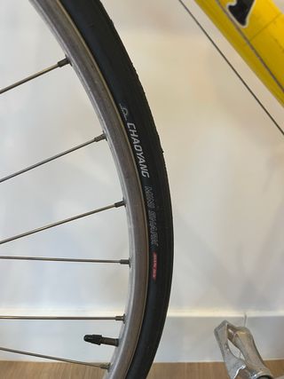 Bicicleta Orbea verde, amarilla y blanca
