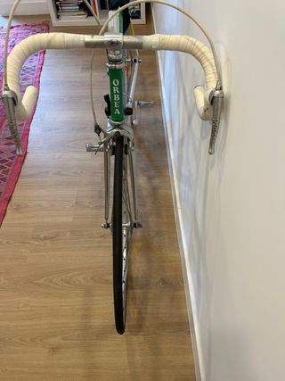 Bicicleta Orbea verde, amarilla y blanca