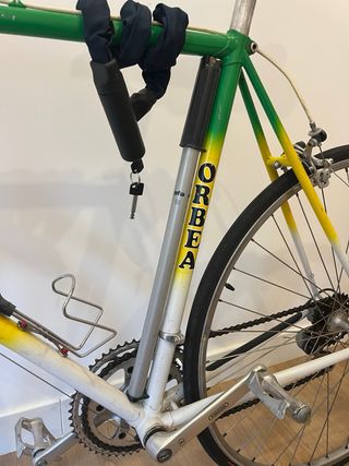 Bicicleta Orbea verde, amarilla y blanca