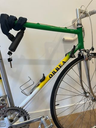 Bicicleta Orbea verde, amarilla y blanca