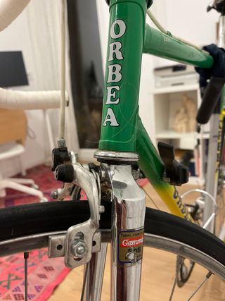 Bicicleta Orbea verde, amarilla y blanca