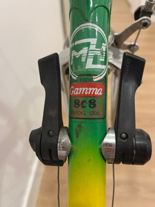 Bicicleta Orbea verde, amarilla y blanca