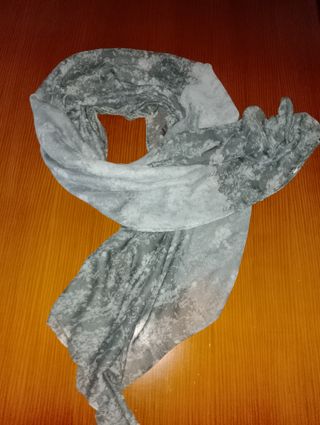 Fular gris y blanco estampado