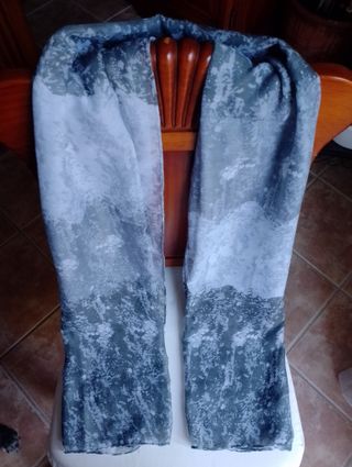 Fular gris y blanco estampado