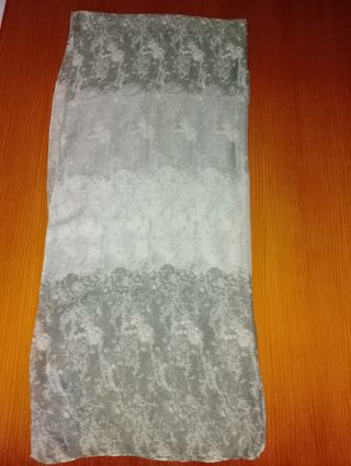 Fular gris y blanco estampado