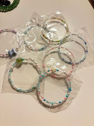 serie di piccoli braccialetti con perline 
