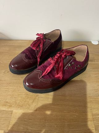 Zapatos rojos con tachuelas plateadas