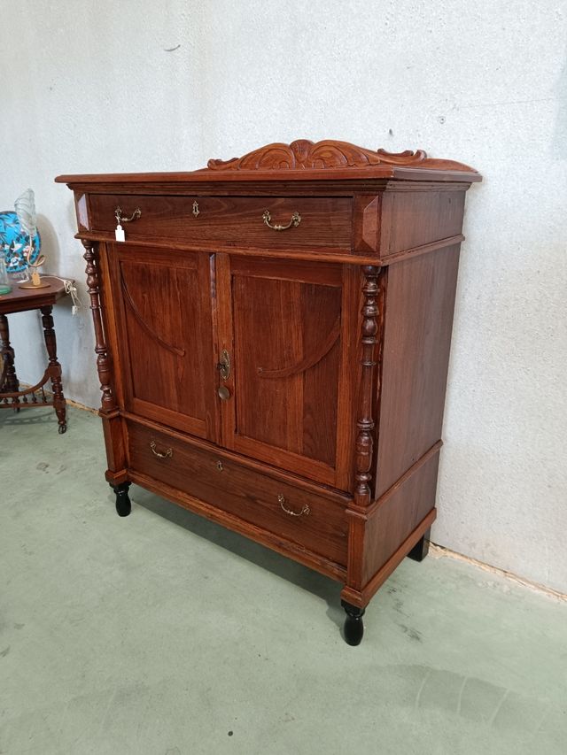Mueble aparador de castaño