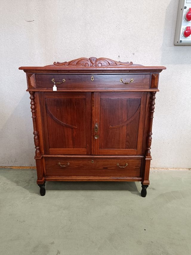 Mueble aparador de castaño