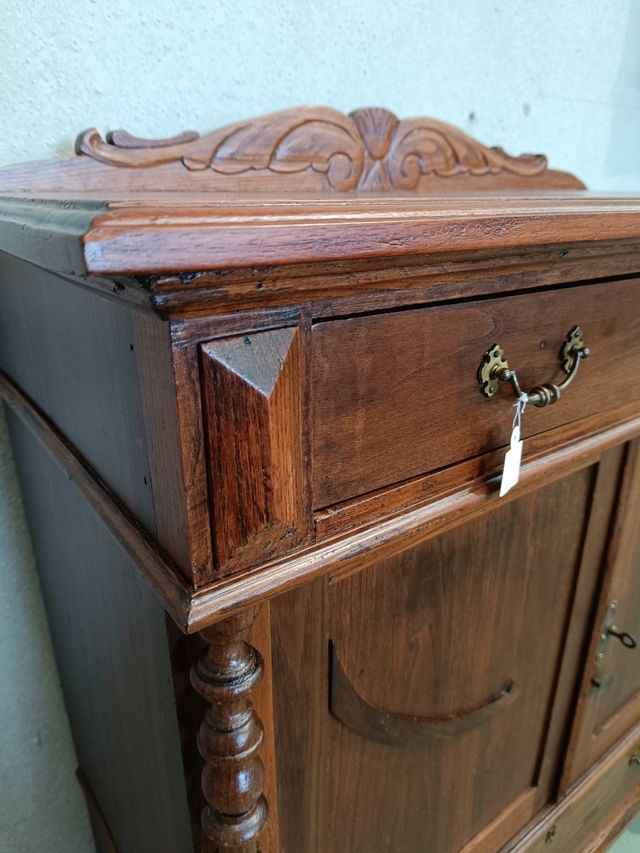 Mueble aparador de castaño