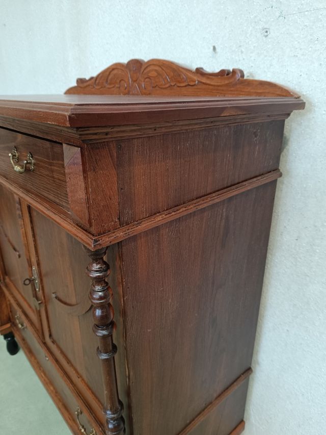 Mueble aparador de castaño