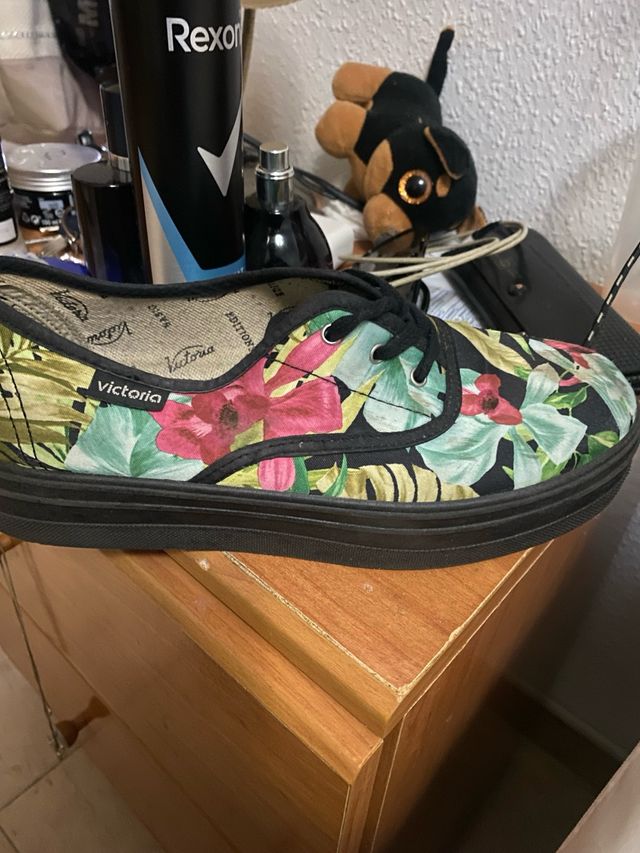 Zapatillas Victoria florales negras