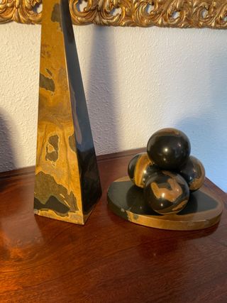 Pirámide y esferas de mineral