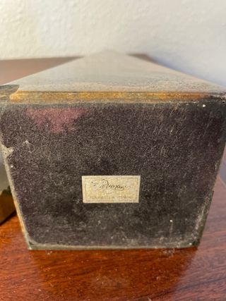 Pirámide y esferas de mineral