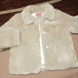 Chaqueta de pelo beige y blanca