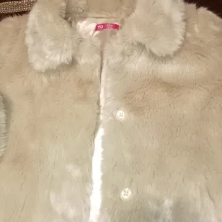 Chaqueta de pelo beige y blanca