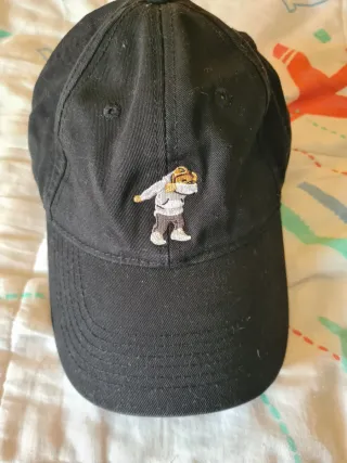 Gorra negra con bordado de oso dab