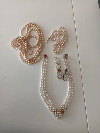 2 Collares de perlas, reloj y cuentas sueltas