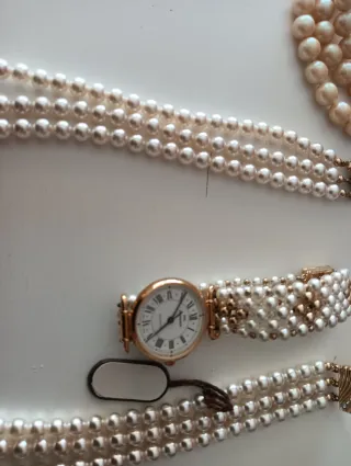 2 Collares de perlas, reloj y cuentas sueltas