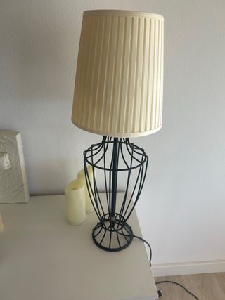 Lámpara de mesa metálica negra y beige