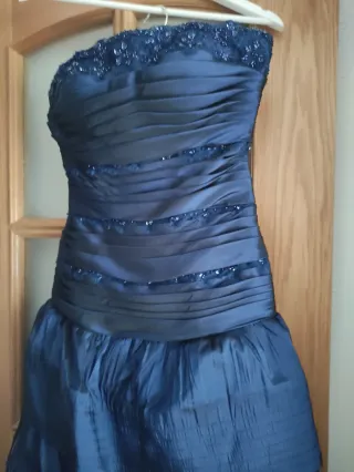 Vestido de fiesta azul con volantes
