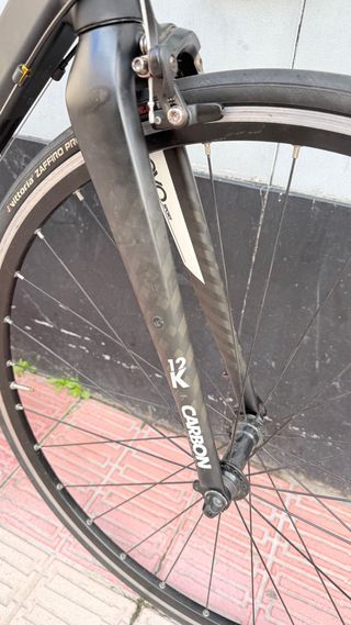 Bicicleta de carretera BTWIN Negra.