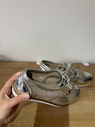 Zapatos plateados con cordones