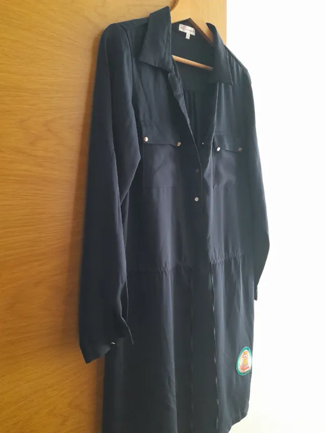 Vestido gasa azul marino con bordado multicolor.