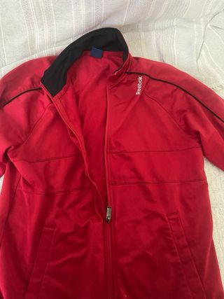 Chaqueta deportiva Reebok roja