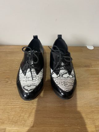 Zapatos Oxford charol y serpiente