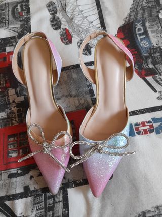 Zapatos de fiesta con tacón dorado