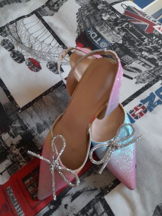 Zapatos de fiesta con tacón dorado