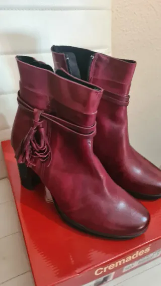 Botines Cremades Talla 38 Burdeos
Un solo uso.