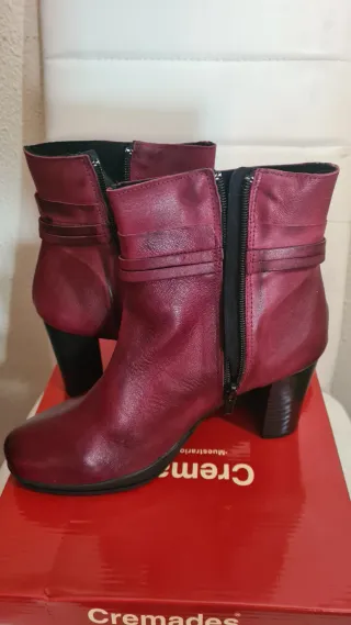 Botines Cremades Talla 38 Burdeos
Un solo uso.