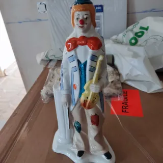 Figura de payaso con violín