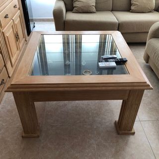 Sofás y mesas de salón de madera rascada.