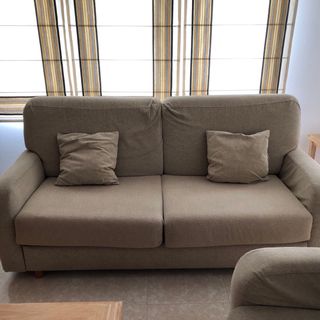 Sofás y mesas de salón de madera rascada.