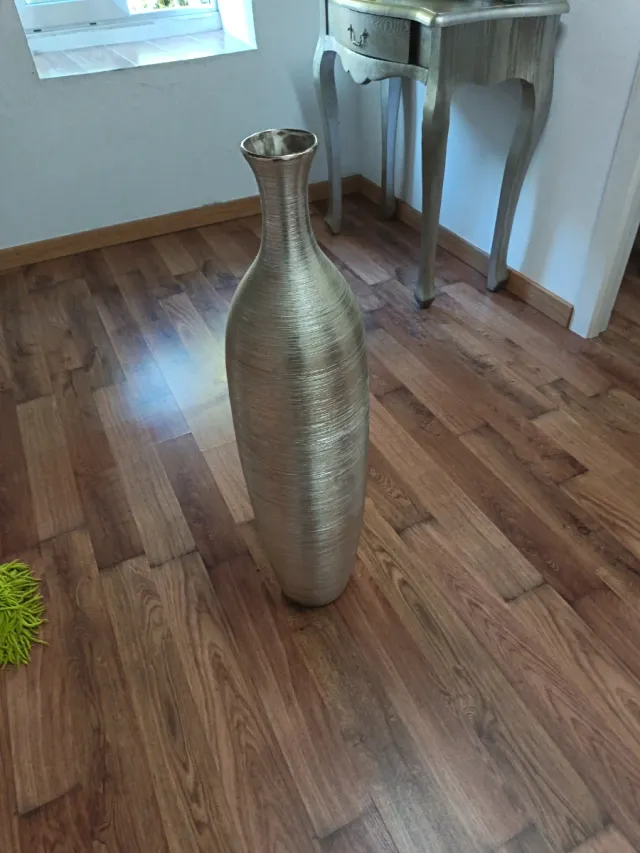 Jarrón alto metálico dorado y plateado