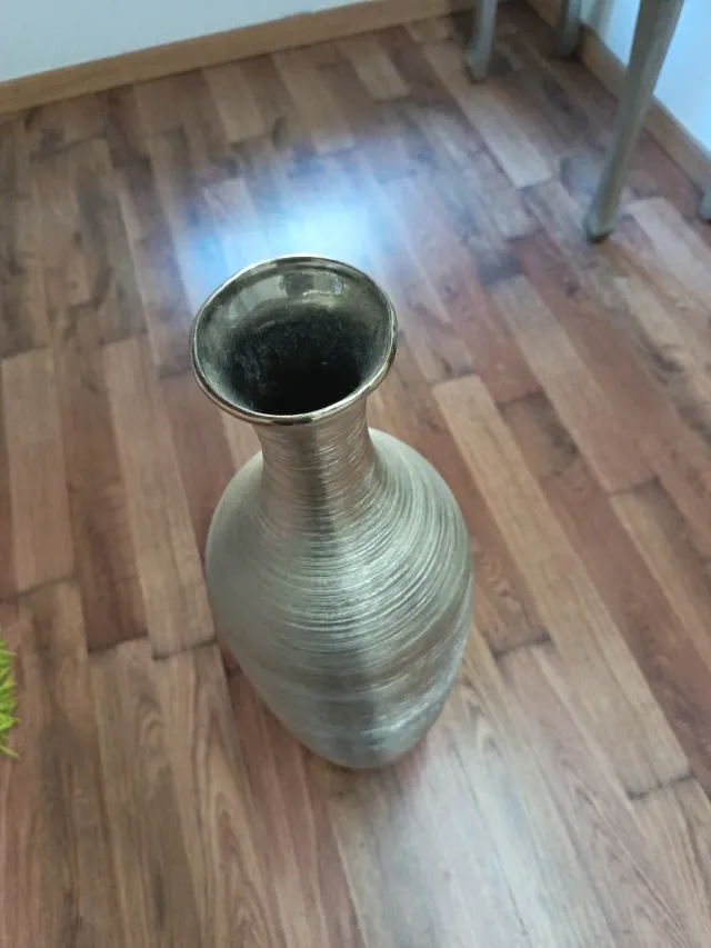 Jarrón alto metálico dorado y plateado