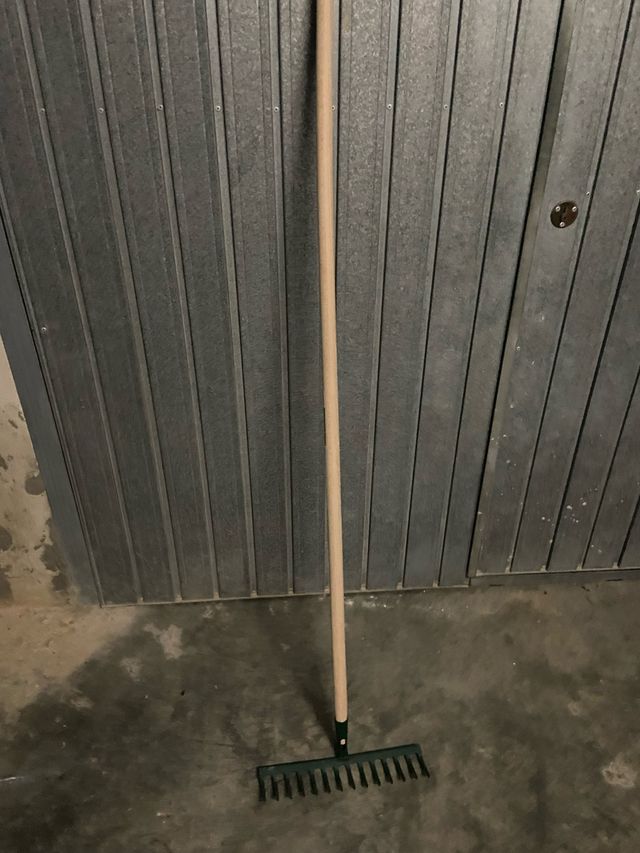 Rastrillo de campo con mango de madera