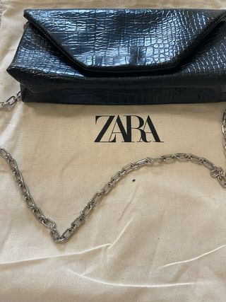 Bolso Zara negro efecto piel cocodrilo.
